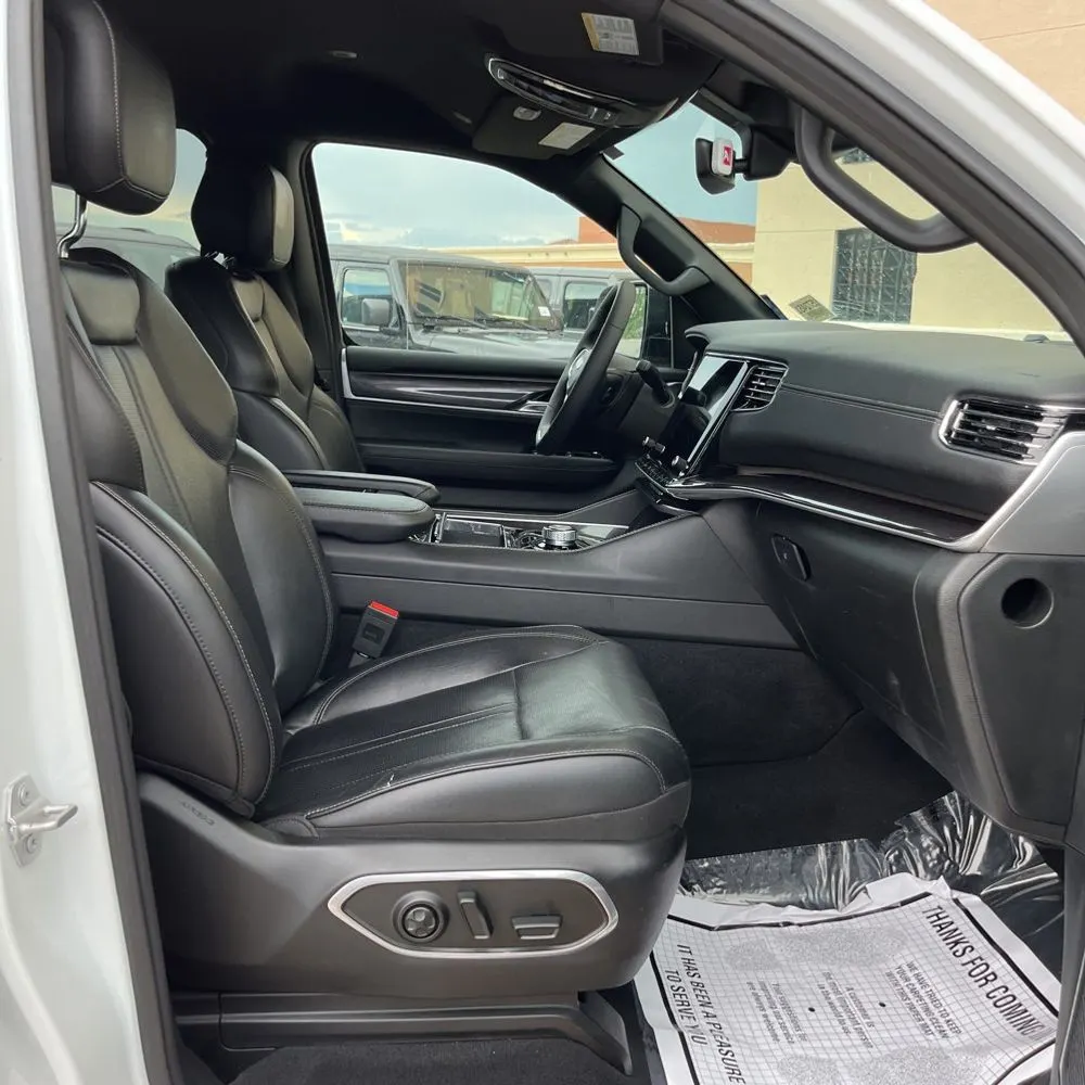 2023 Jeep Wagoneer Base