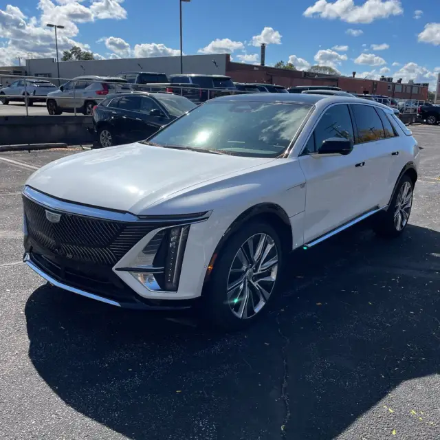 2024 Cadillac LYRIQ Luxury 3