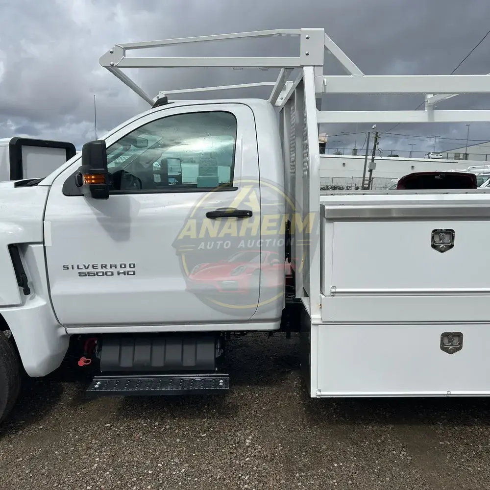 2023 Chevrolet Silverado 5500 W/T