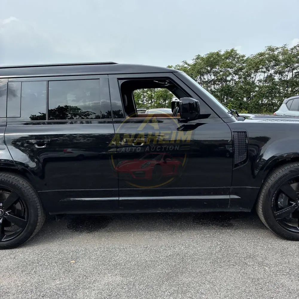 2023 Land Rover Defender 130 X-Dynamic SE