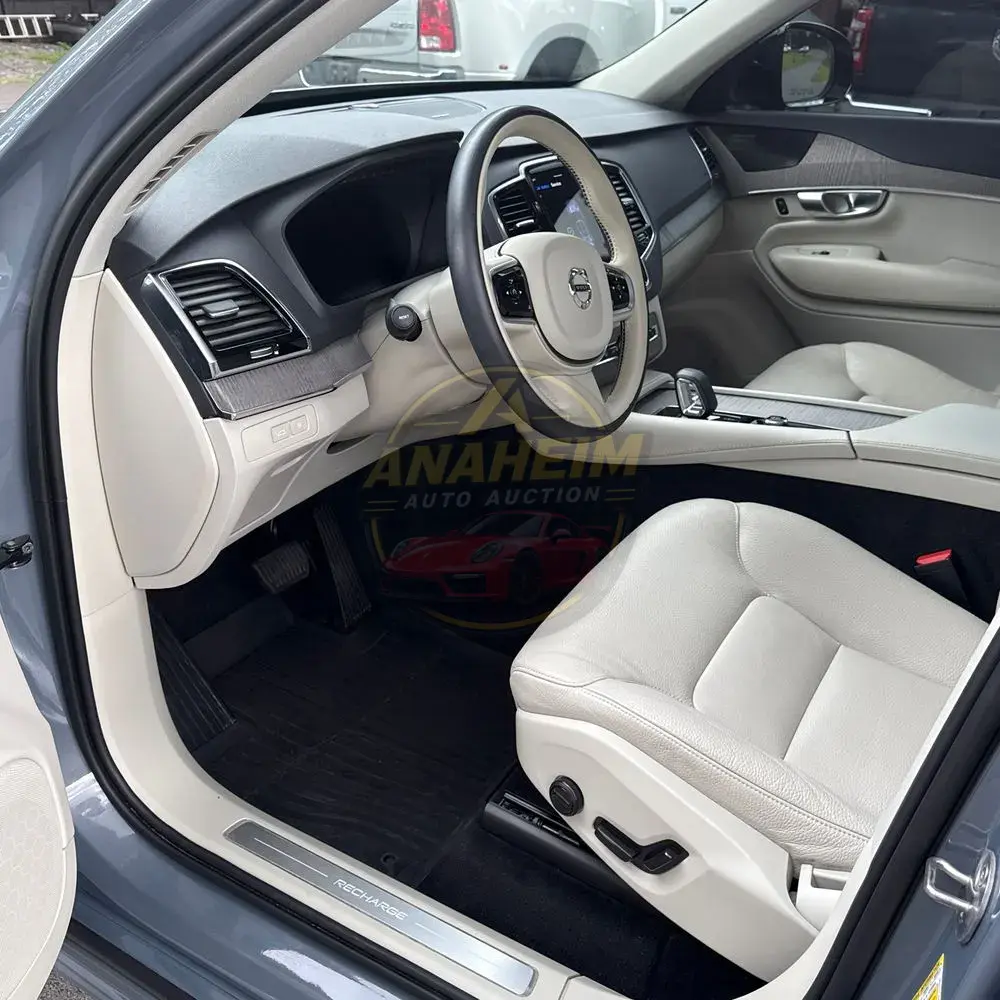 2023 Volvo XC90 T8 - Plus