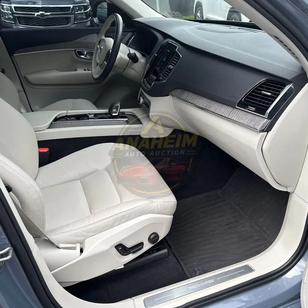 2023 Volvo XC90 T8 - Plus