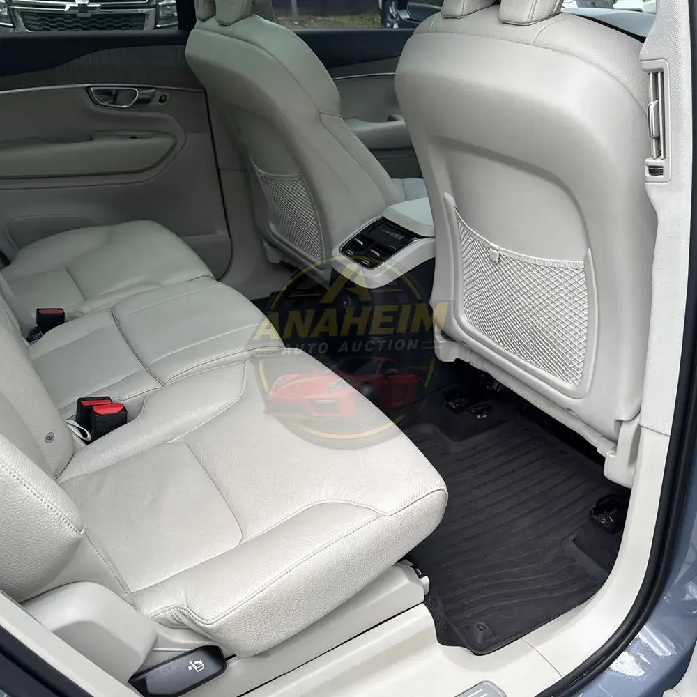 2023 Volvo XC90 T8 - Plus