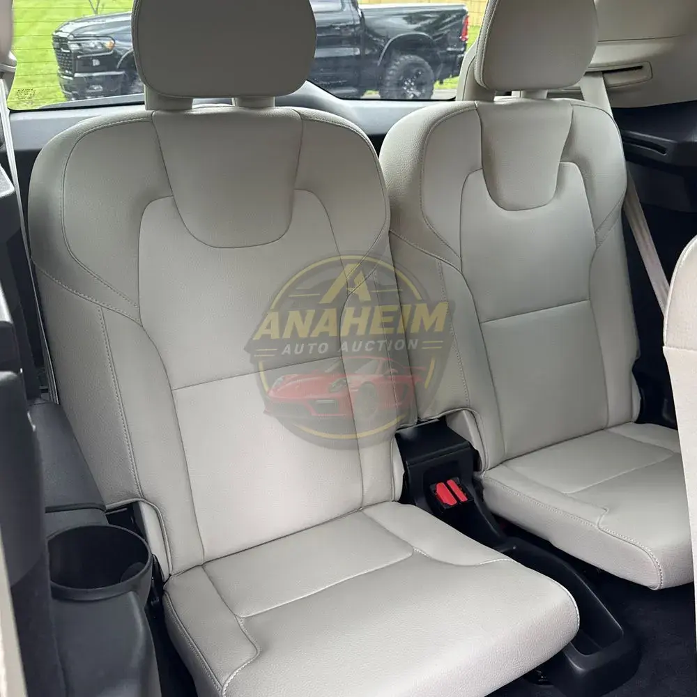2023 Volvo XC90 T8 - Plus
