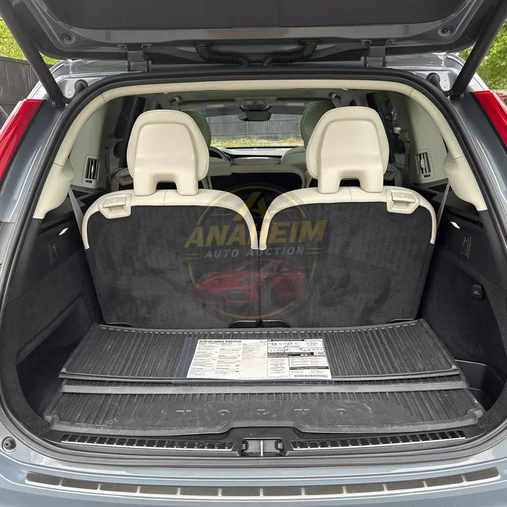 2023 Volvo XC90 T8 - Plus