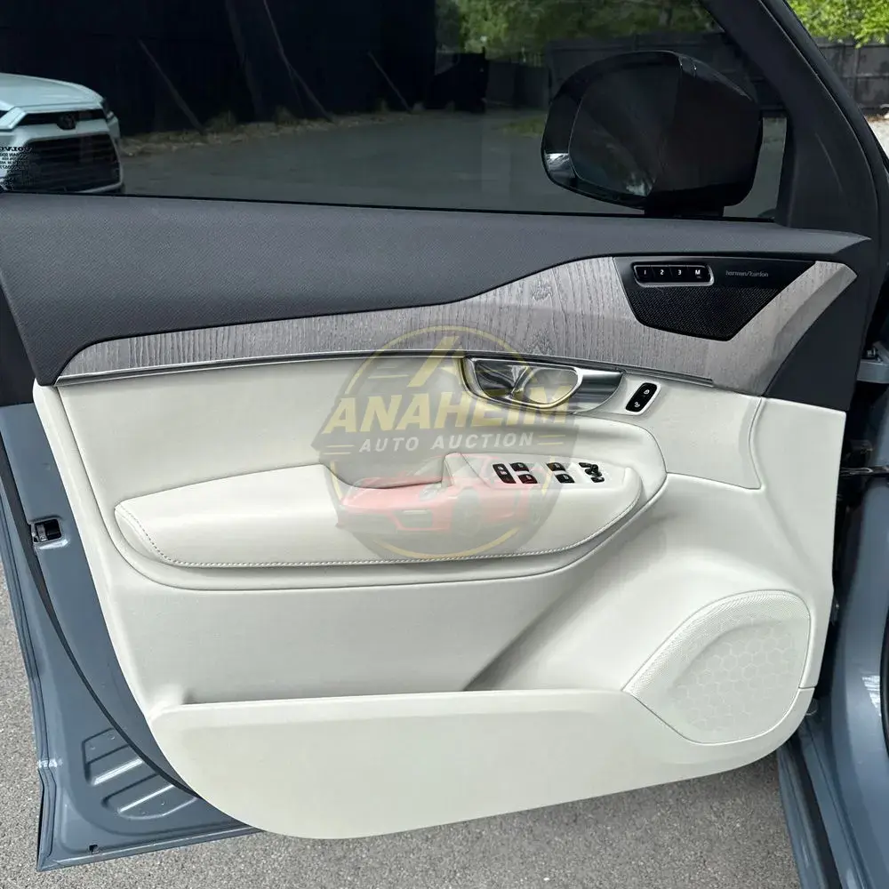 2023 Volvo XC90 T8 - Plus