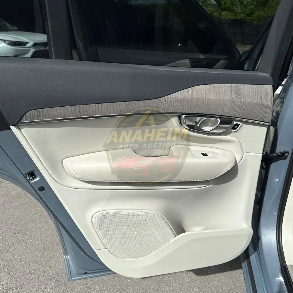 2023 Volvo XC90 T8 - Plus