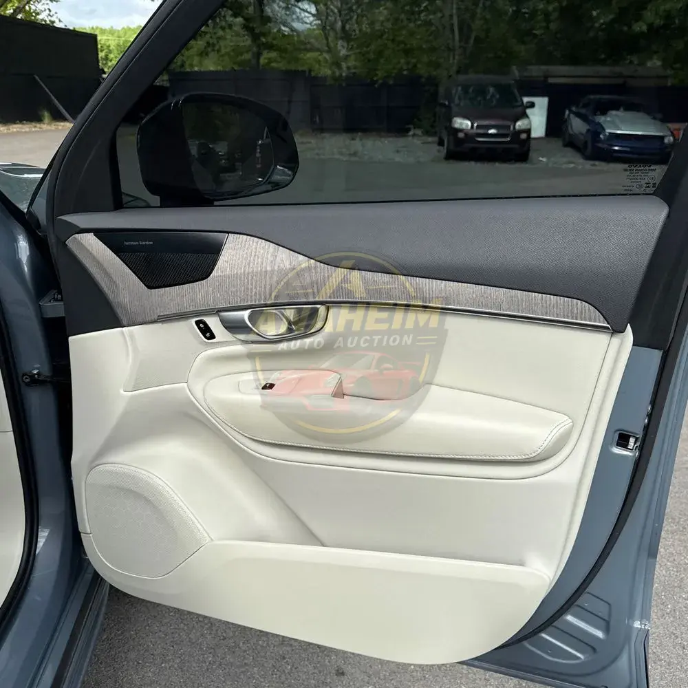 2023 Volvo XC90 T8 - Plus