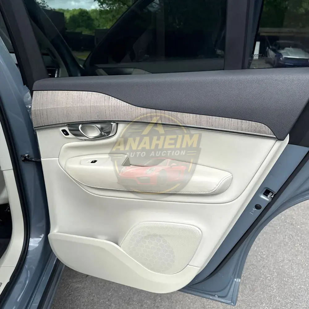 2023 Volvo XC90 T8 - Plus